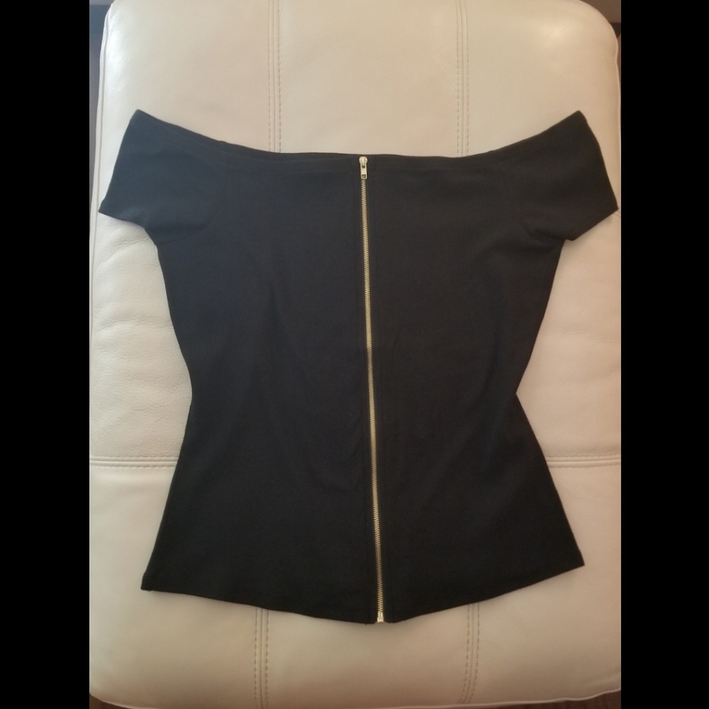 GUESS off shoulder zip top
